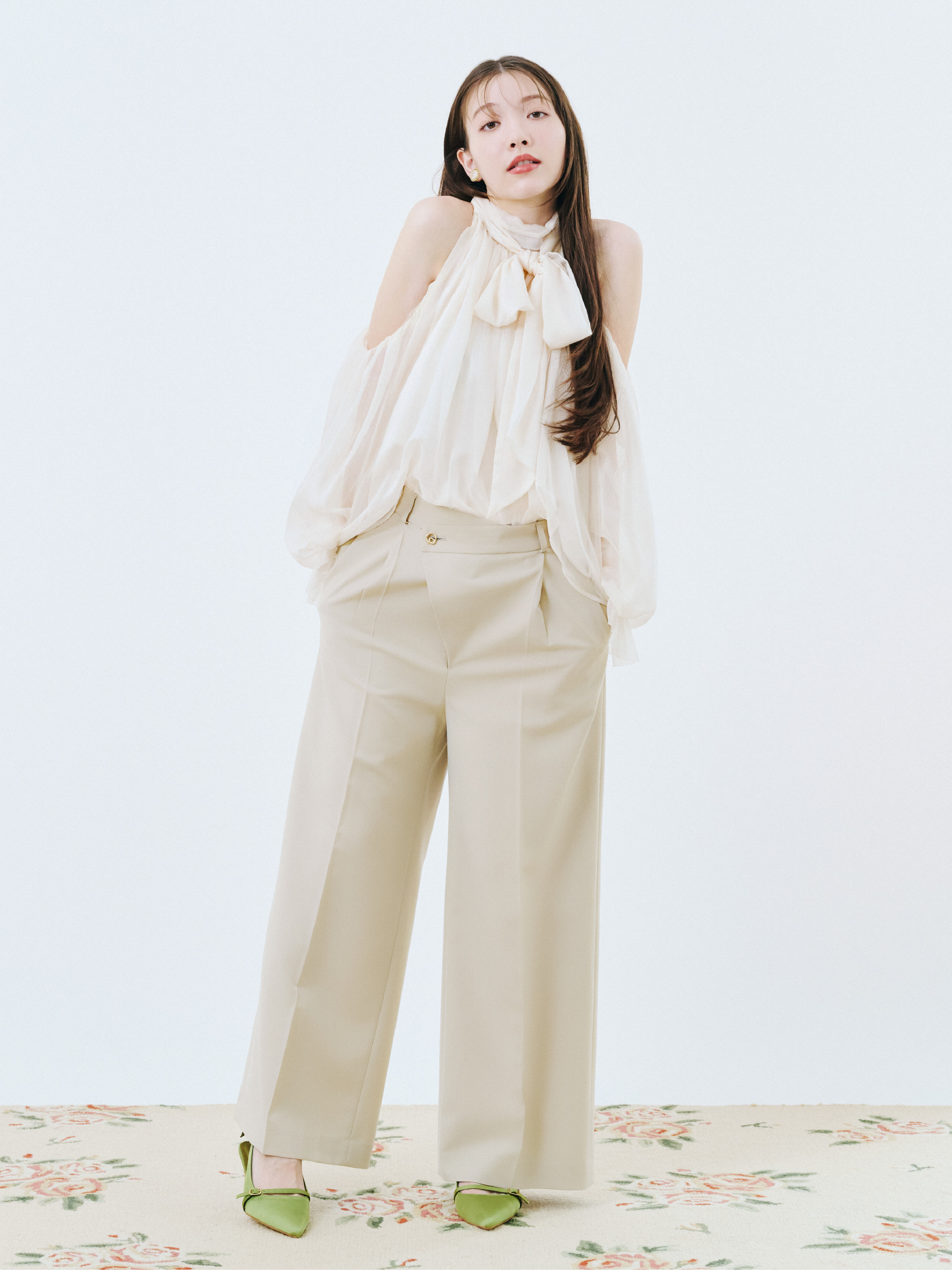 【WEB限定カラー】ドレープボウタイシフォンブラウス・アシメデザインワイドパンツ・リボンスリングバックパンプス・ヴィンテージモチーフイヤリングを着用した女性