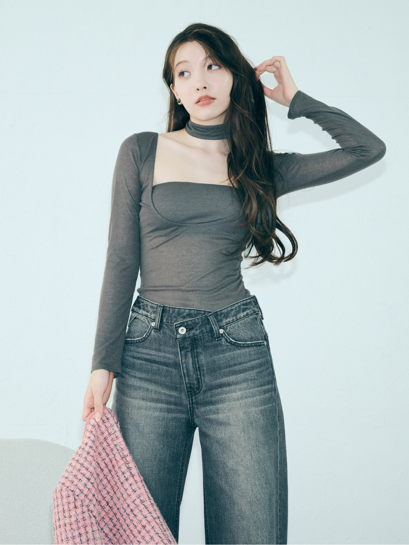 ツイードショートジャケット・【LILY BROWN Lingerie】バンドゥ付き2wayボディスーツ・ステップウエストワイドデニムパンツ・リボンスリングバックパンプス・バリエーションクリアレンズメガネ・ヴィンテージモチーフイヤリングを着用した女性