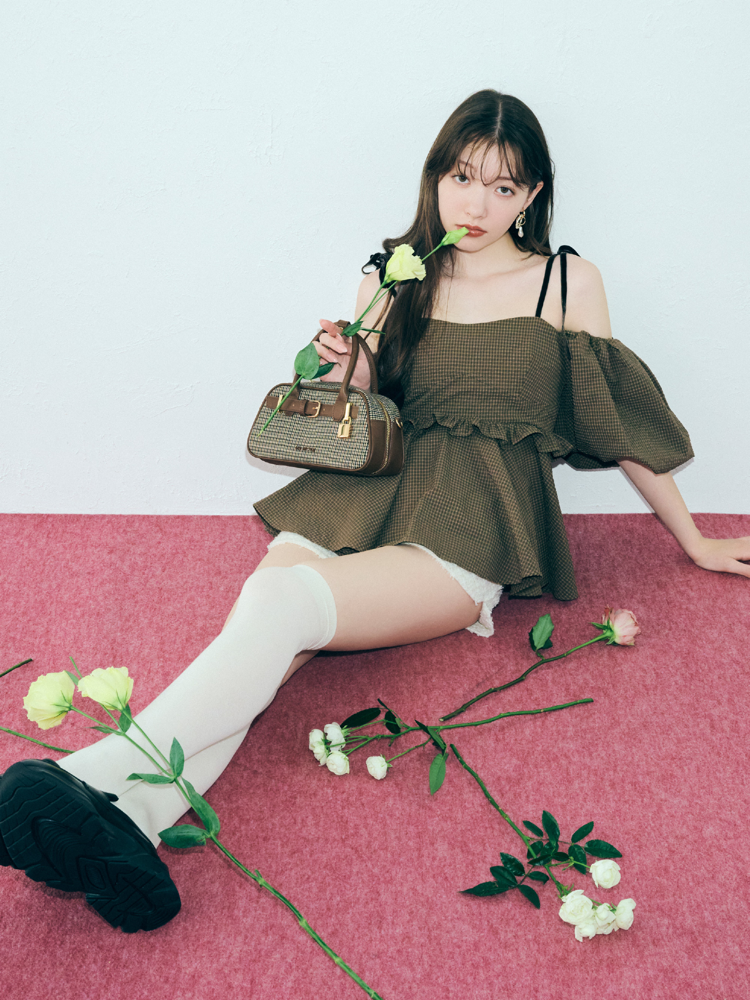 3wayジャガードペプラムビスチェ・ツイードニットショートパンツ・【LILY BROWN×PUMA】LOAFYR・バリエーションパールピアス・2wayミニボストンバッグを着用した女性