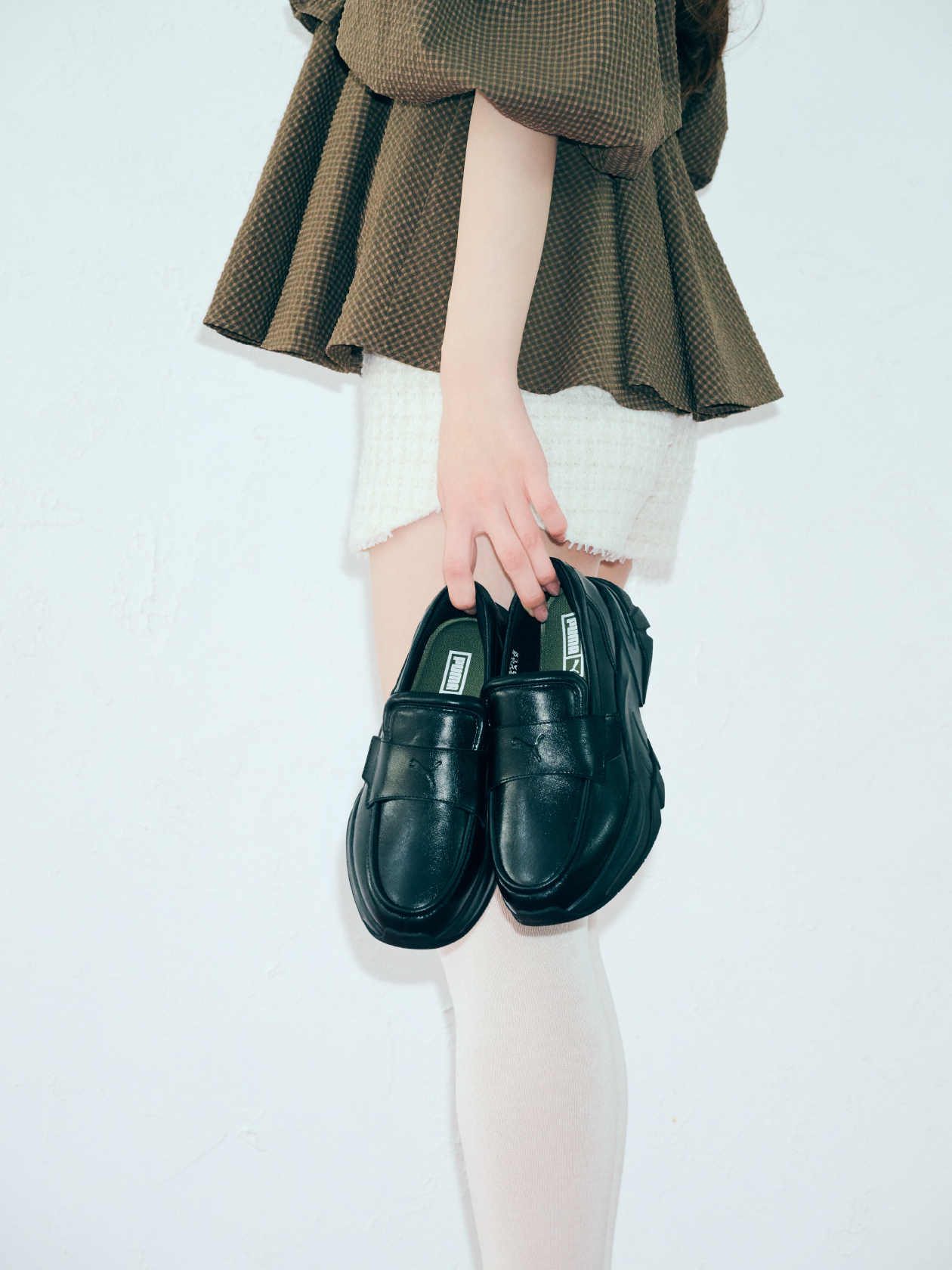 3wayジャガードペプラムビスチェ・ツイードニットショートパンツ・【LILY BROWN×PUMA】LOAFYR・バリエーションパールピアス・2wayミニボストンバッグを着用した女性の手元