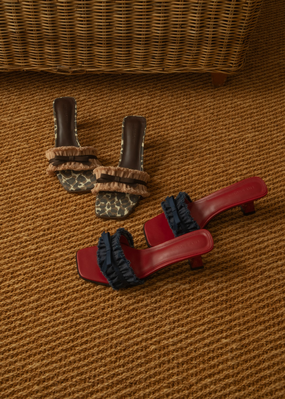 床に置かれている2種類の夏用のサンダル