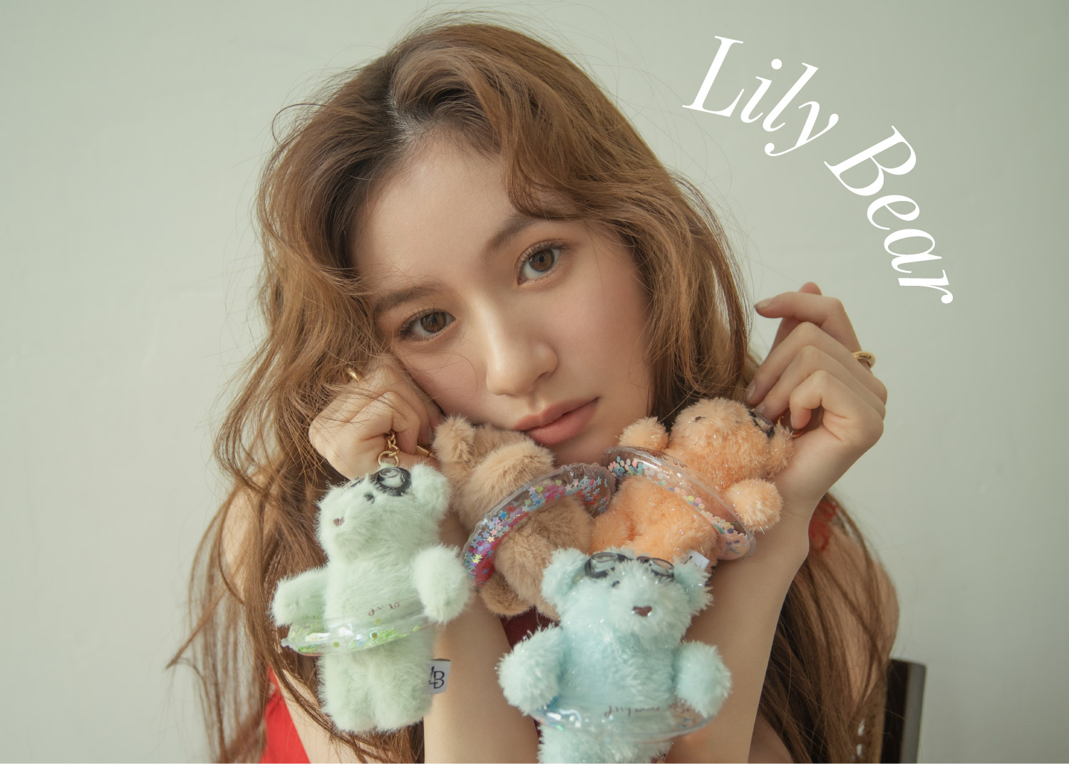 「Lily Bear」のロゴ入り。4色のクマのチャームを抱える女性。価格は各6,380円。