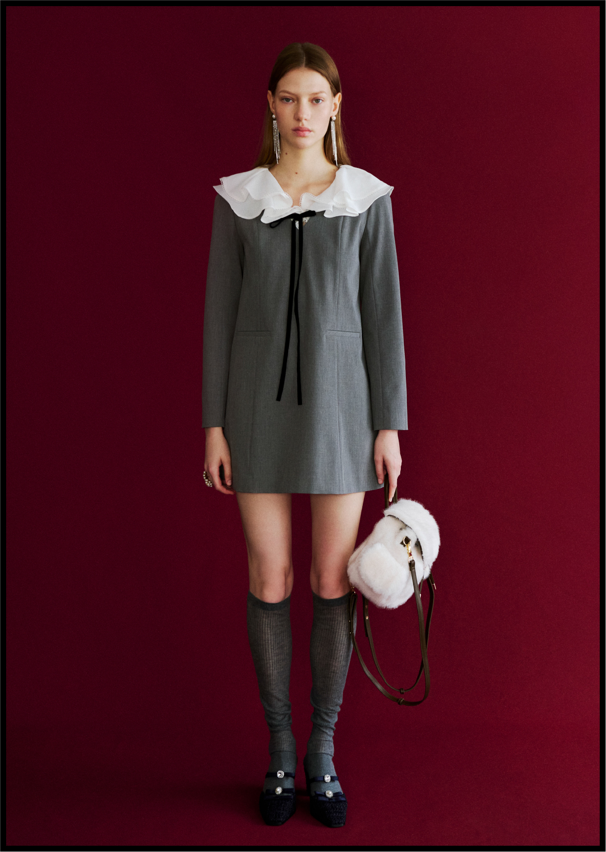 Dress Pierced earrings Ring Bag Socks Shoesを着用したモデル