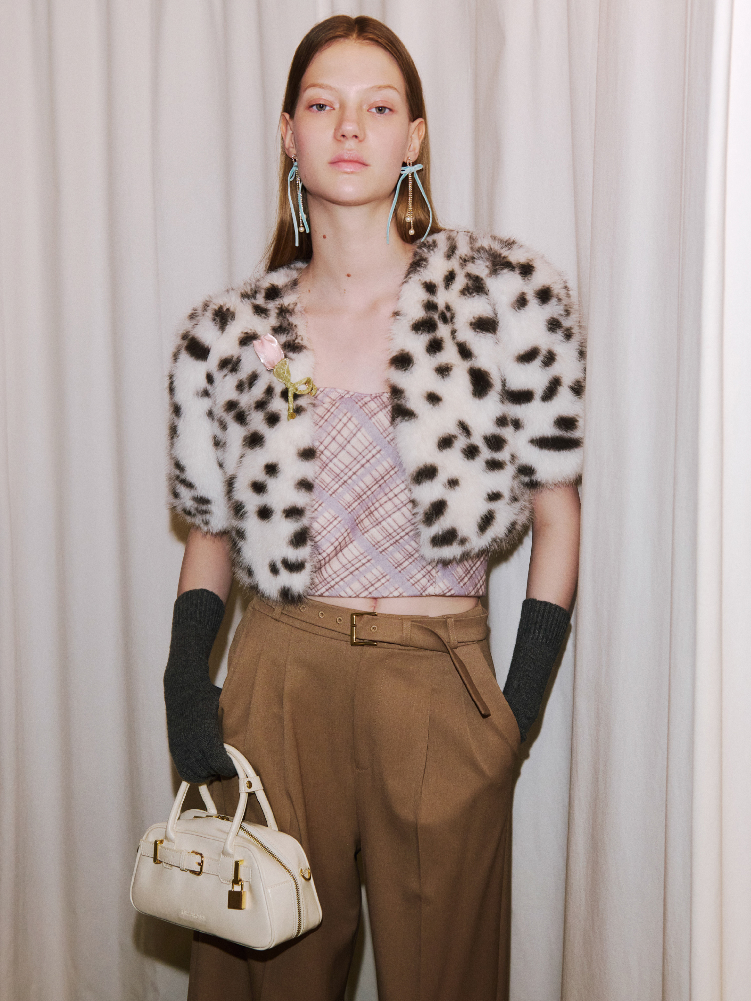 Jacket Bustier Pants Pierced earrings Broach Globe Bag Shoesを着用したモデル