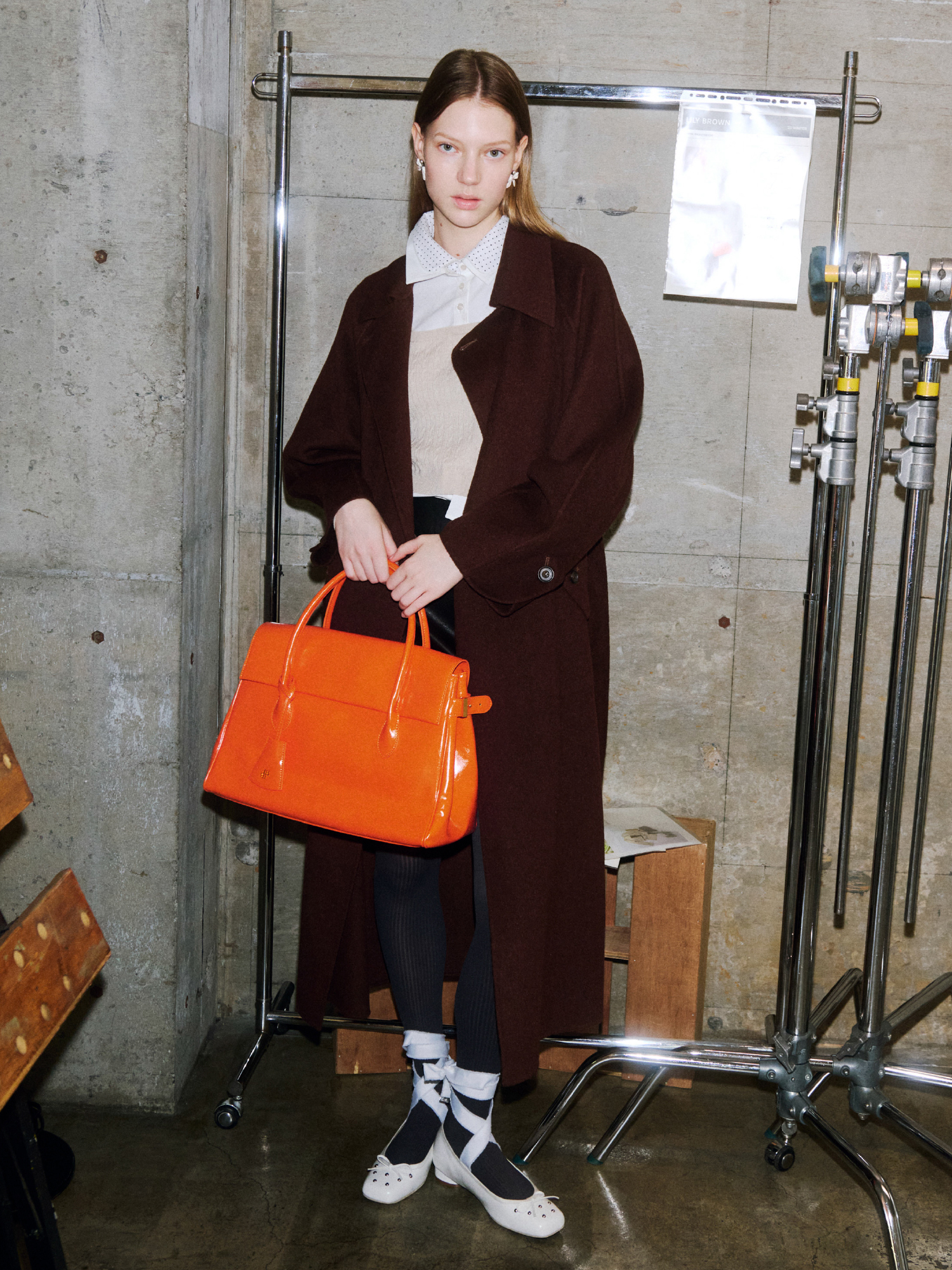 Coat Knit tops Skirt Pierced earrings Bag Shoesを着用したモデル