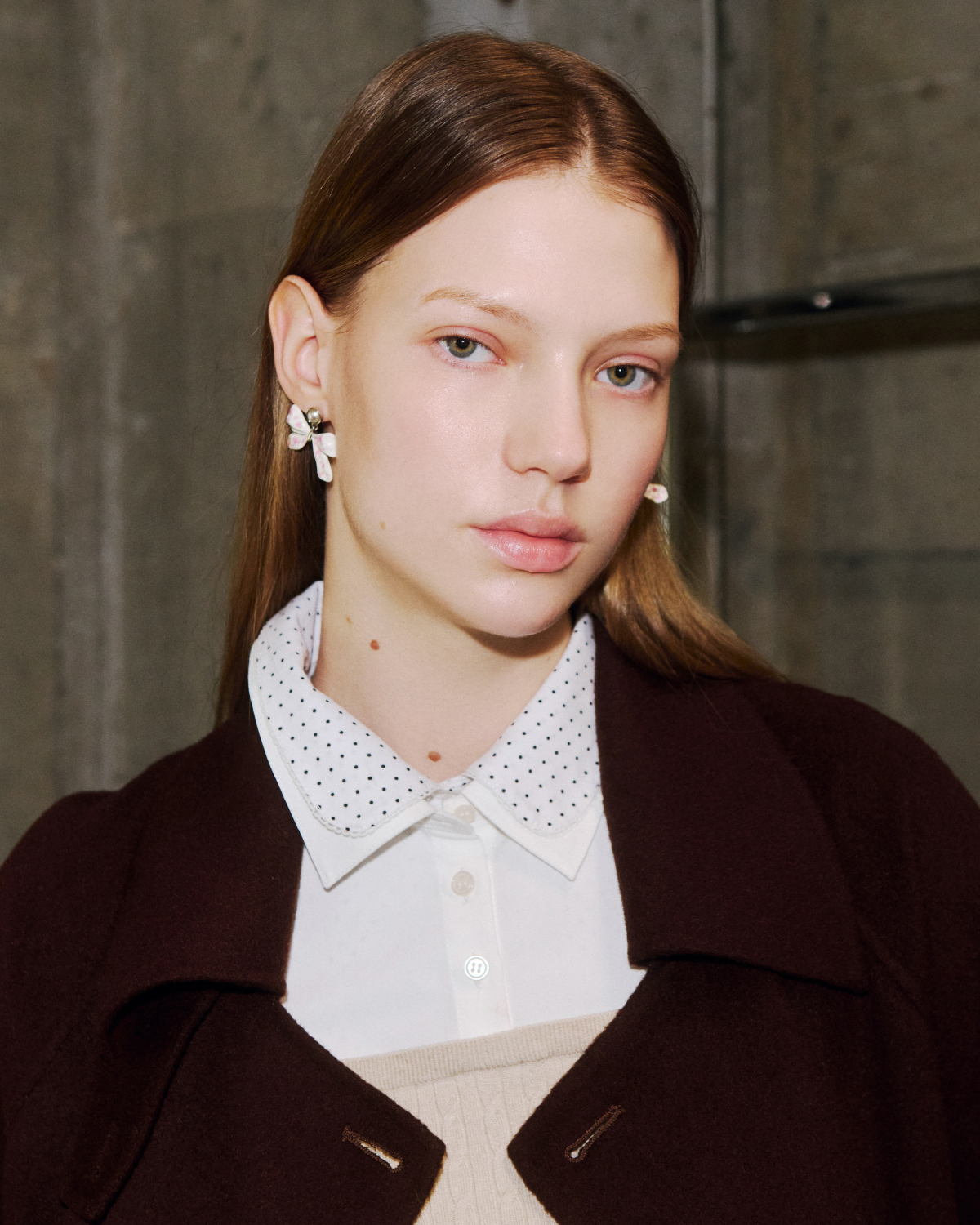 Coat Knit tops Pierced earringsを着用したモデル