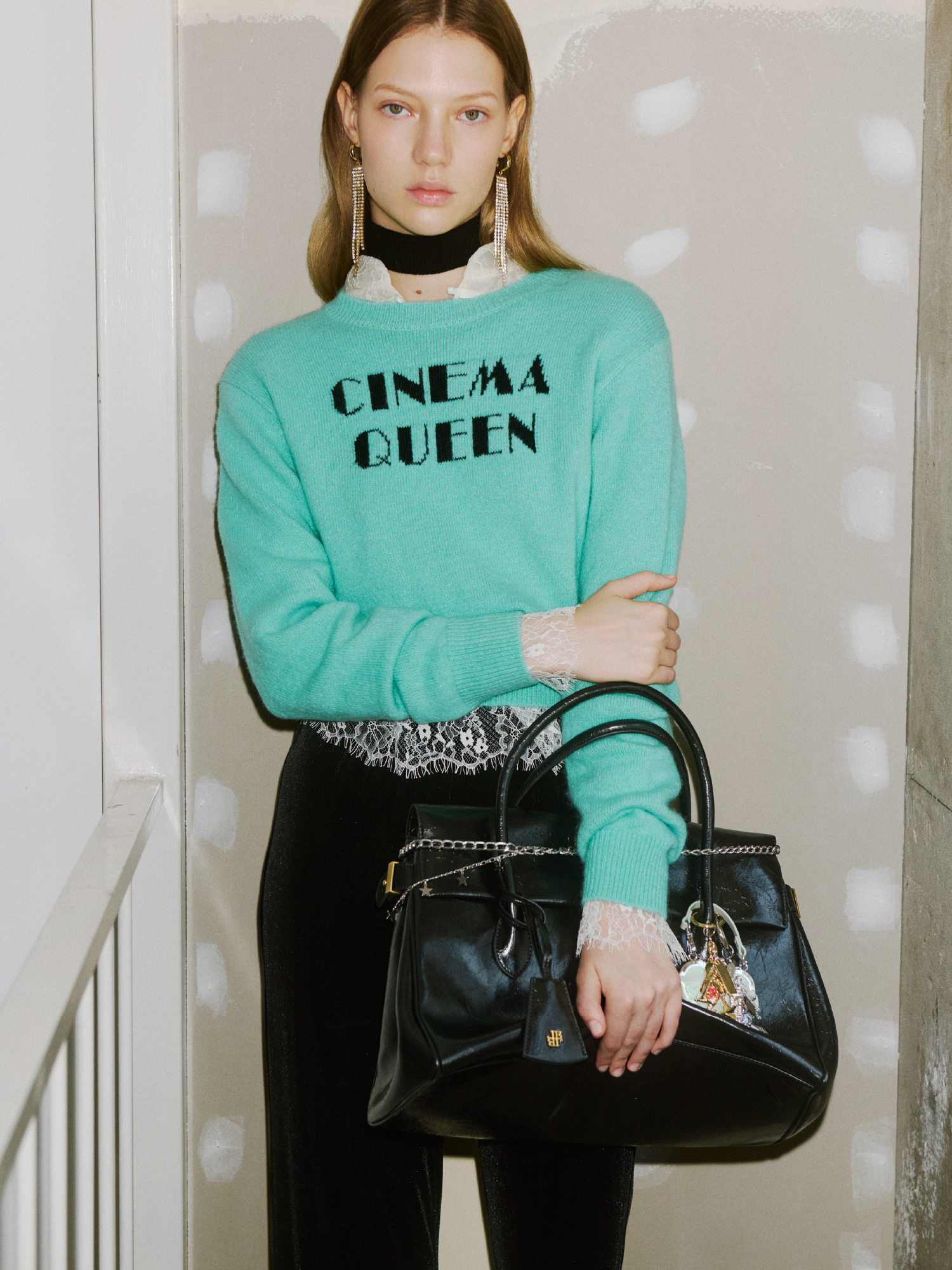 Knit tops Blouse Pants Pierced earrings Bag Bag charm Shoesを着用するモデル