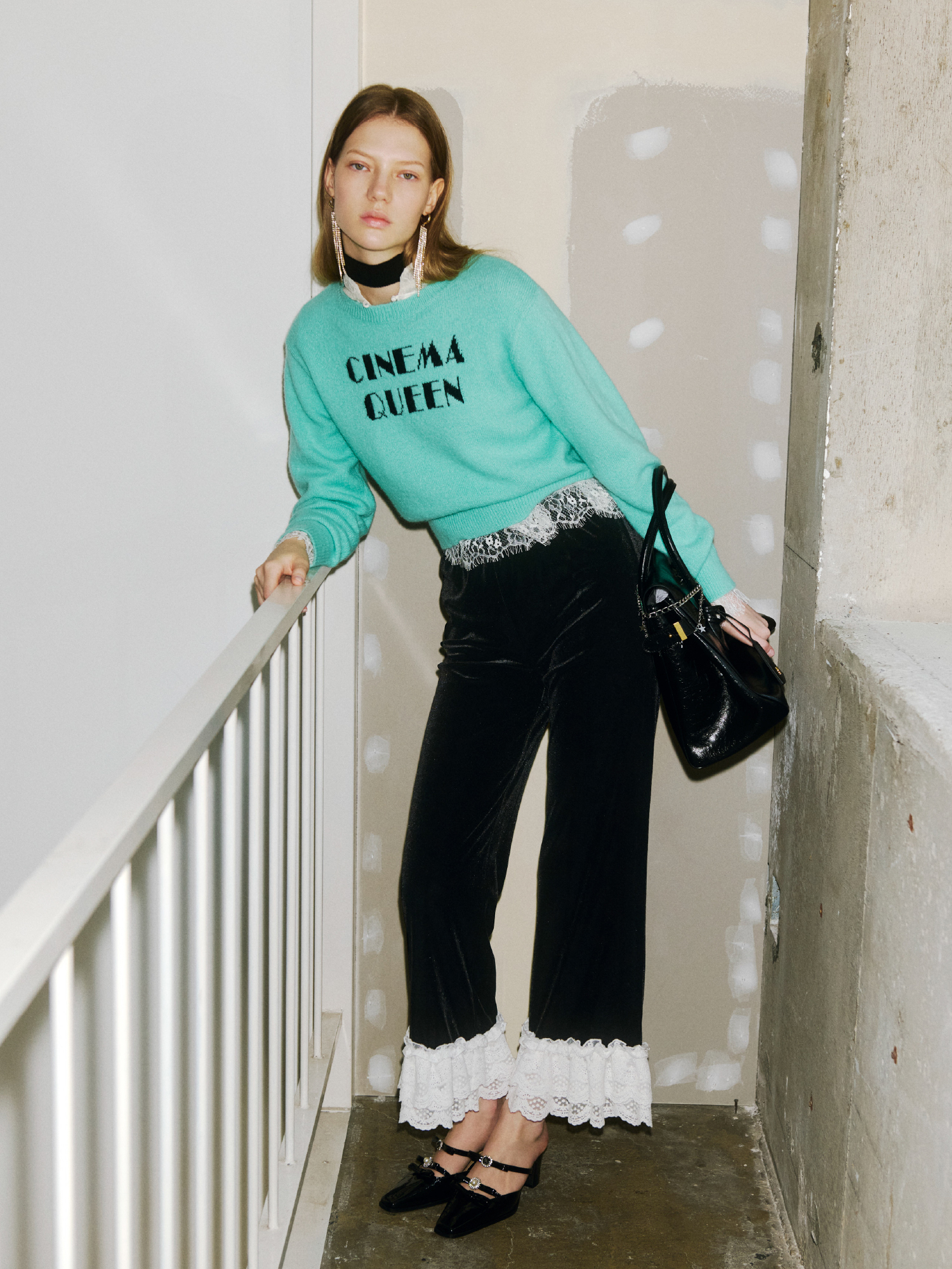 Knit tops Blouse Pants Pierced earrings Bag Bag charm Shoesを着用するモデル