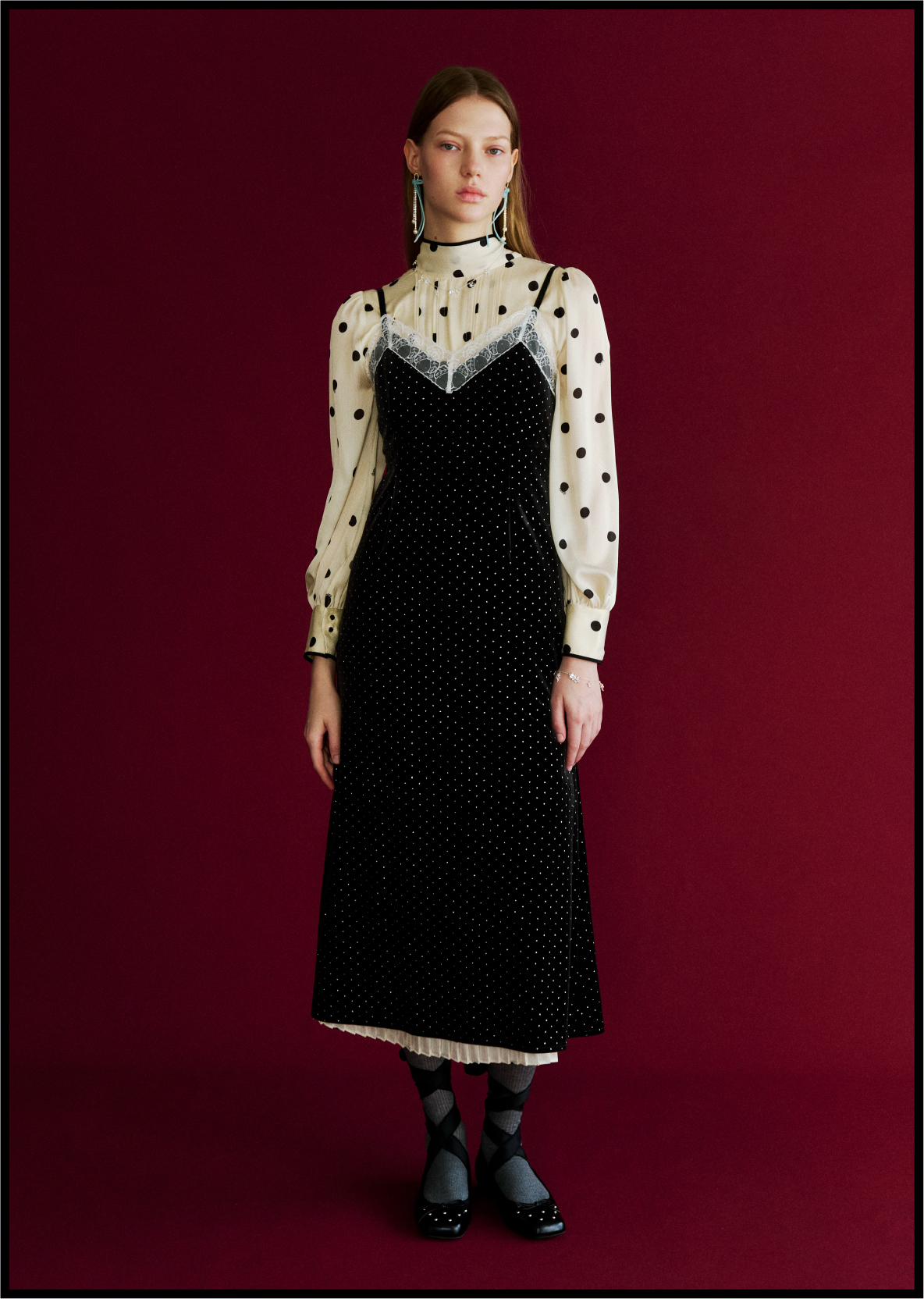 Dress Pierced earrings Necklace Bracelet Shoesを着用するモデル