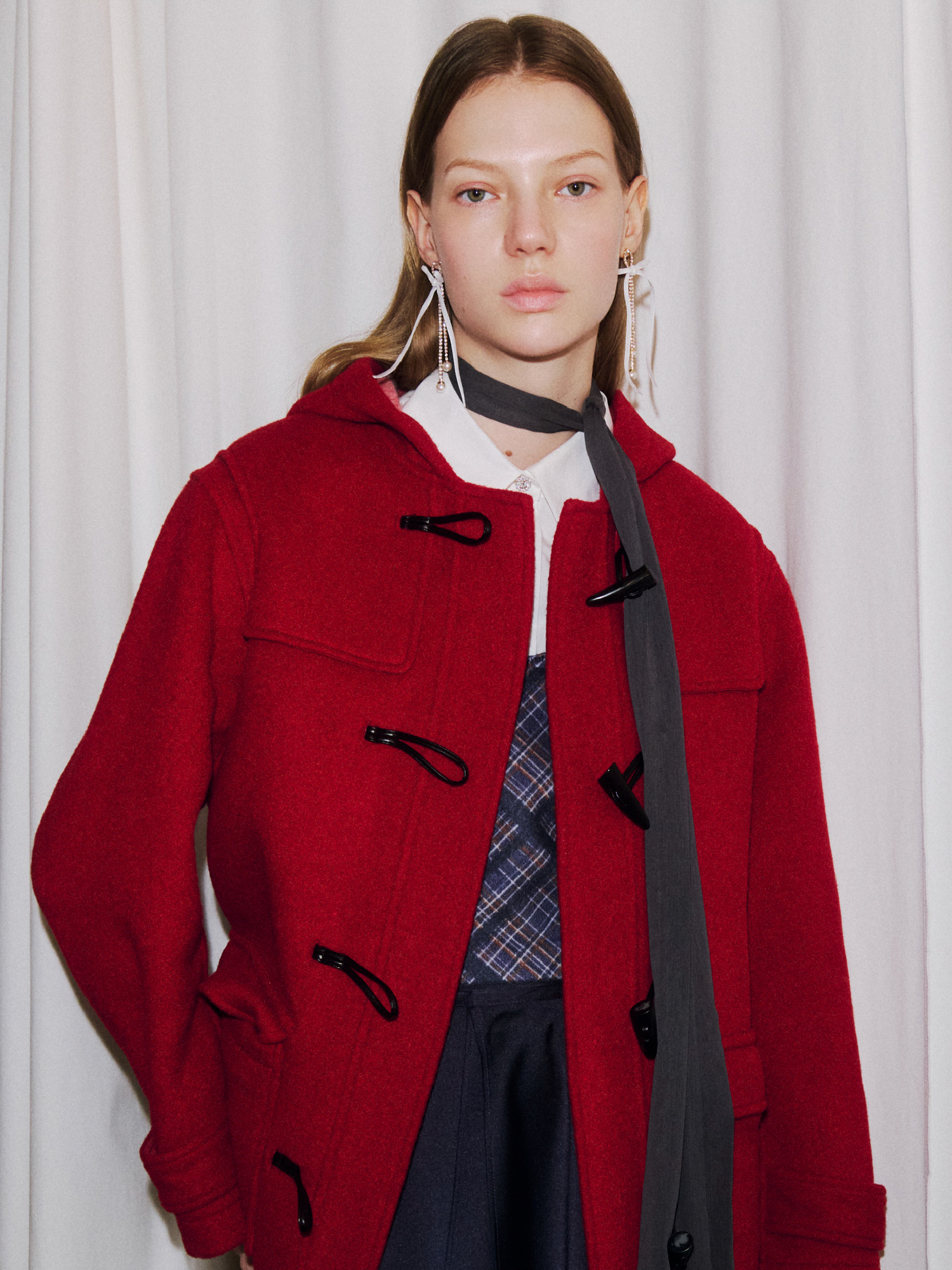 Coat Shirt Bustier Skirt Pierced earrings Shoesを着用するモデル