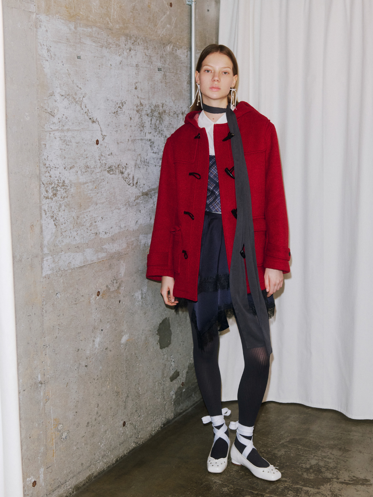 Coat Shirt Bustier Skirt Pierced earrings Shoesを着用するモデル