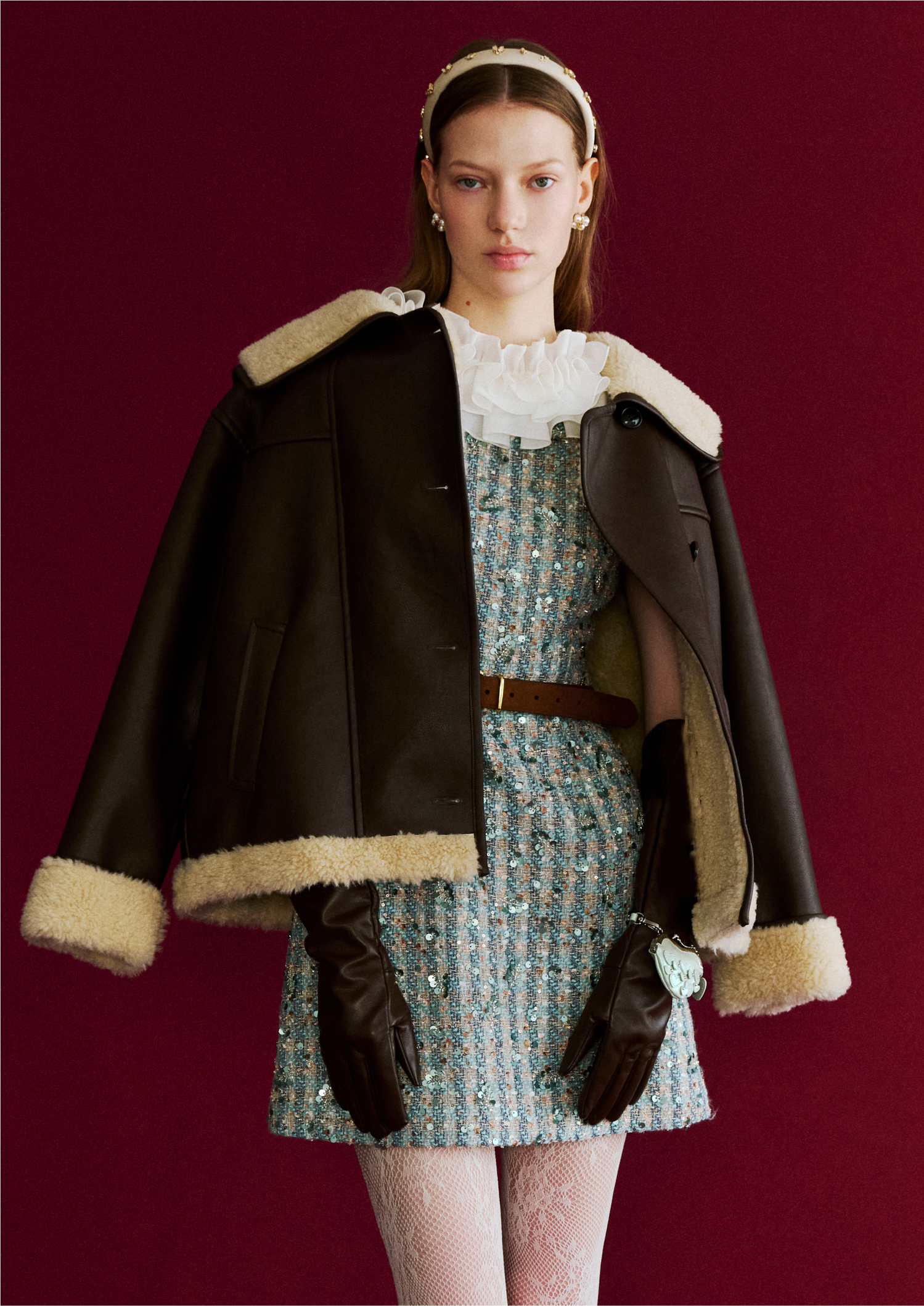 Jacket Dress Hair accessory Belt Globe Charm Pierced earrings Tights Shoesを着用するモデル