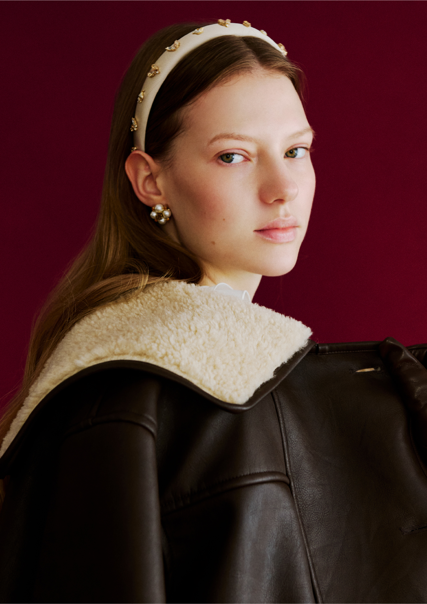 Jacket Dress Hair accessory Belt Globe Charm Pierced earrings Tights Shoesを着用するモデル