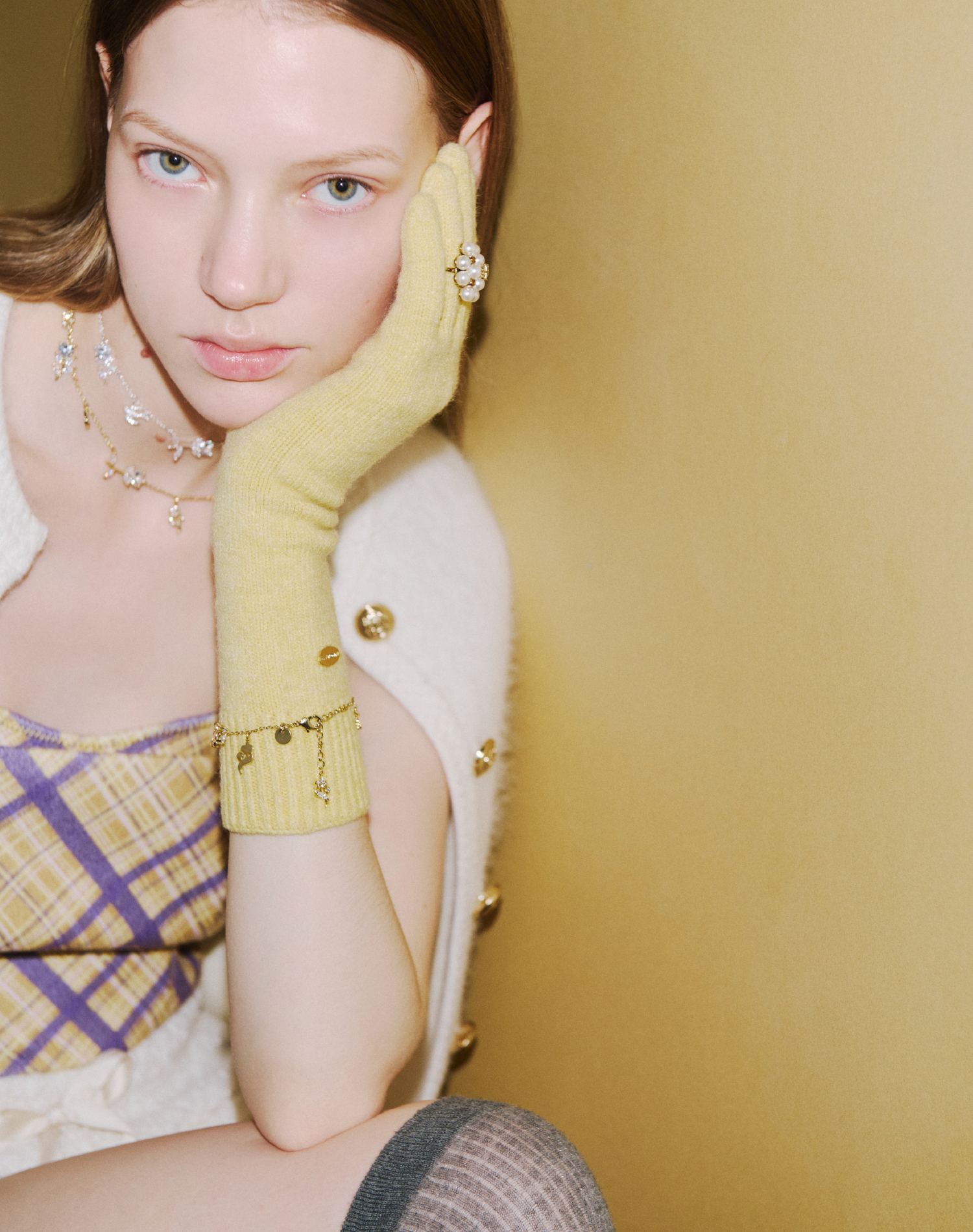 Jacket Bustier Pants Globe Necklace Ring Bracelet Socks Shoesを着用したモデル