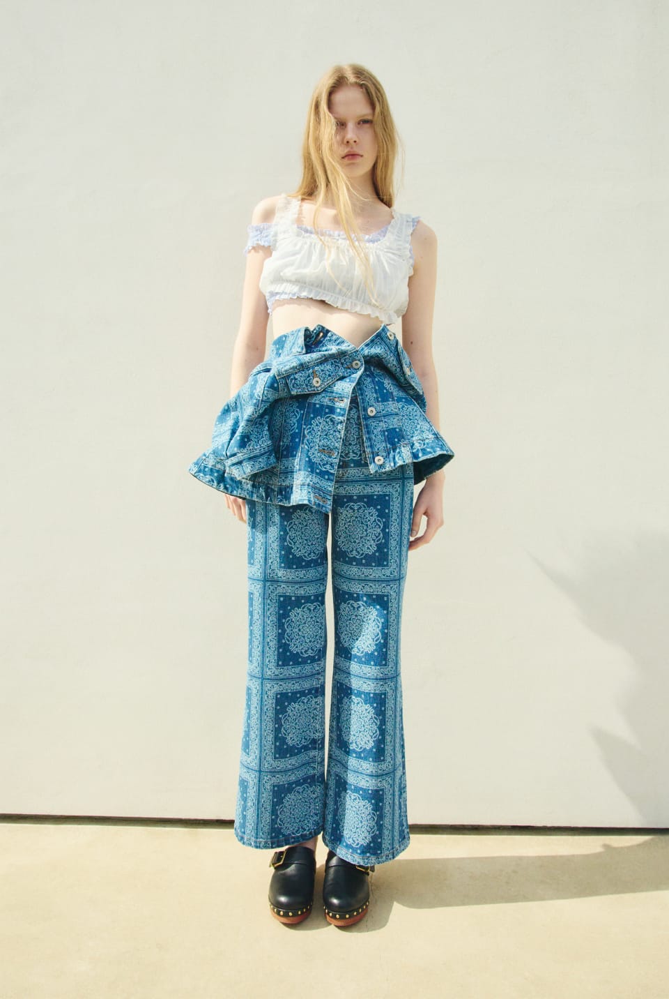 Bustier Jacket Pants Shoesを着用したモデル
