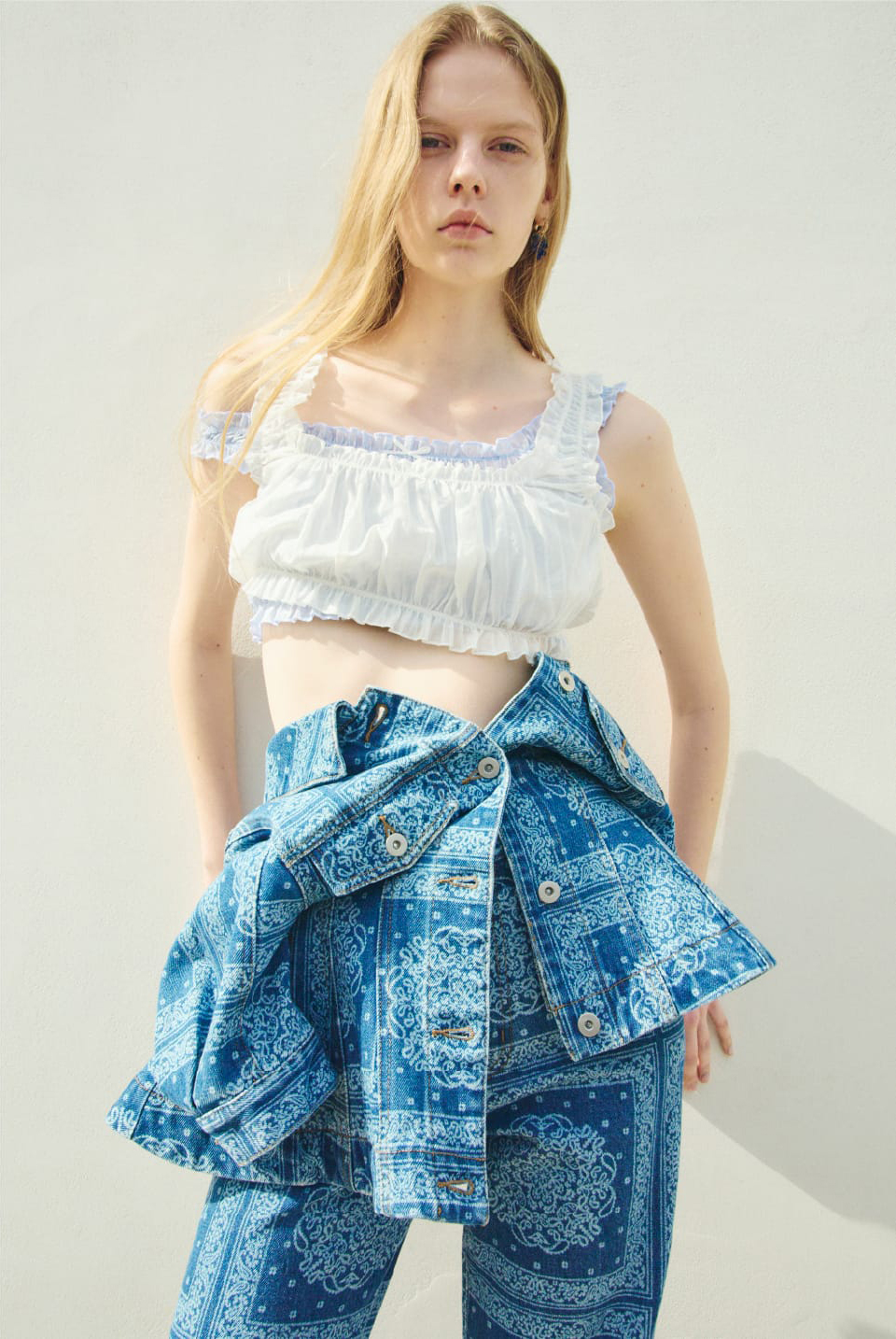Bustier Jacket Pants Pierced earringsを着用したモデル