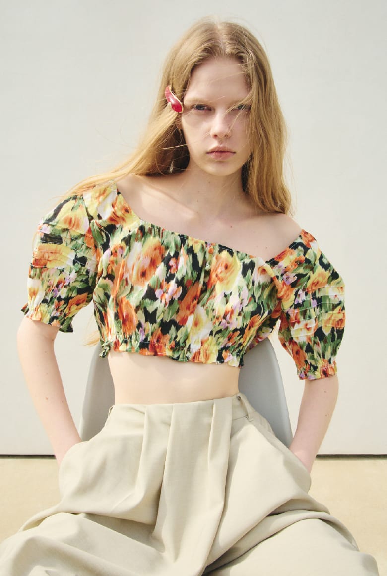 Blouse Pants Barretteを着用したモデル