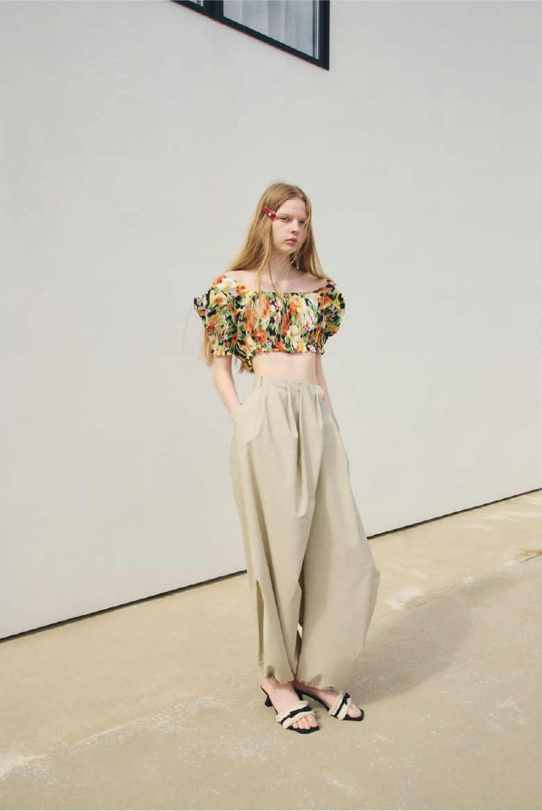 Blouse Pants Barrette Sandalsを着用したモデル