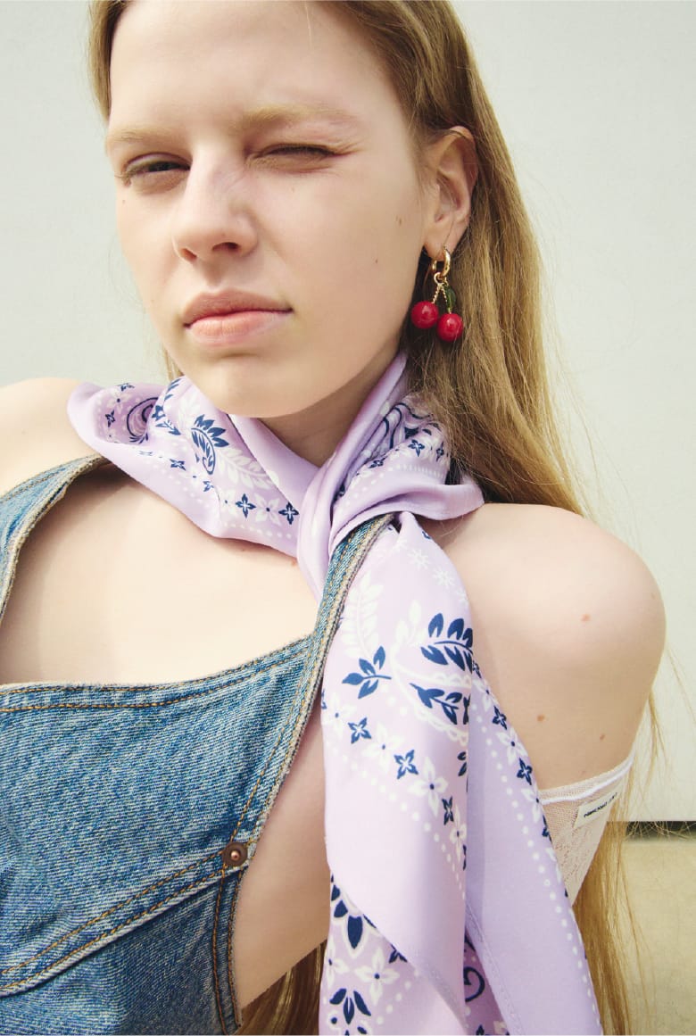 Dress Pierced Earrings Tops Scarfを着用したモデル