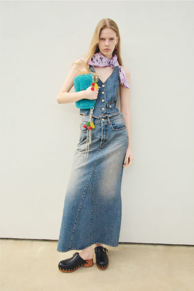 Tops Skirt Scarf Bag Pierced earrings Shoesを着用したモデル