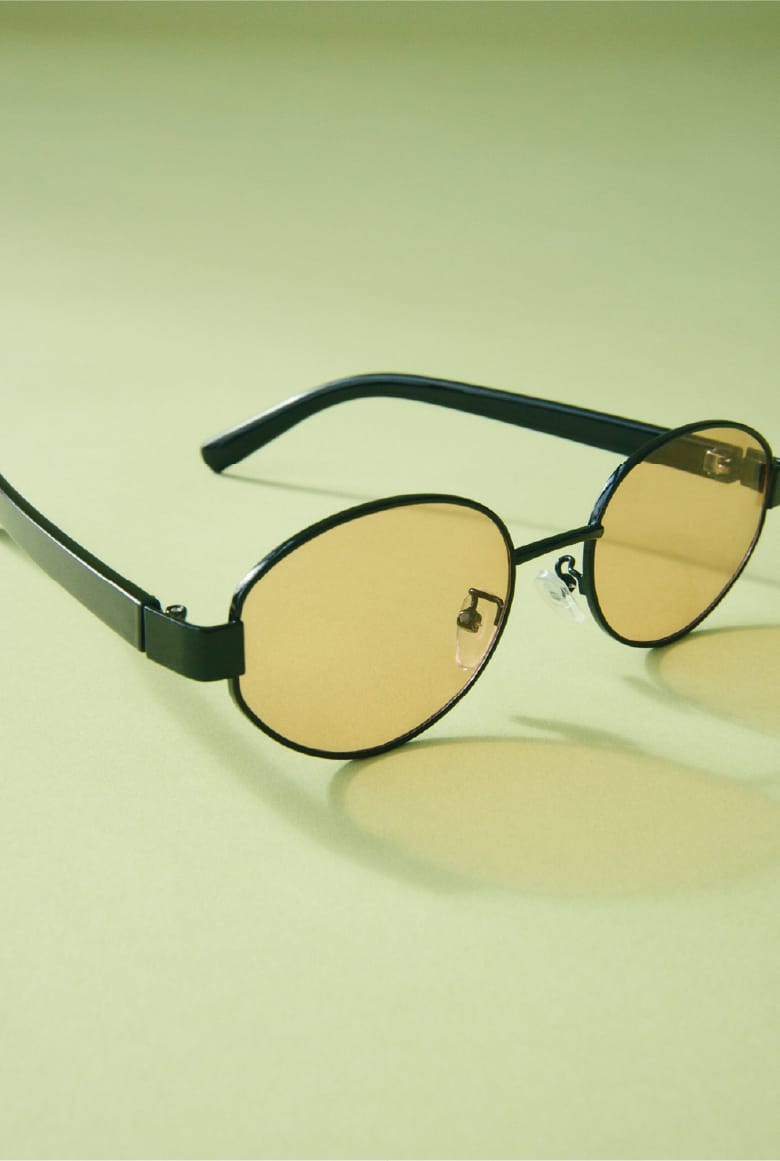 Jacket Bustier Pants Sunglasses Pierced Earringsを着用したモデル
