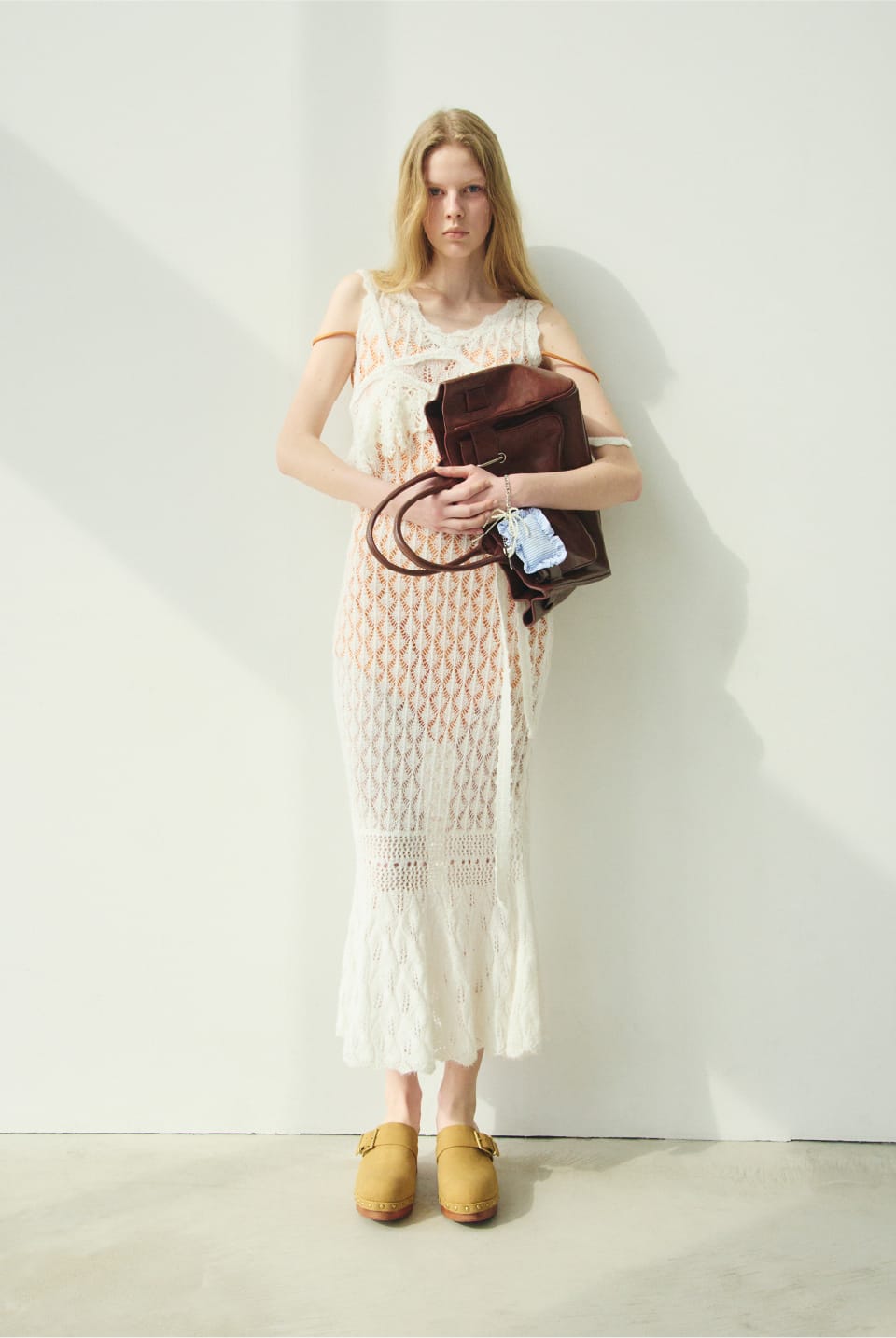 Dress Camisole Bag Charm Shoesを着用したモデル