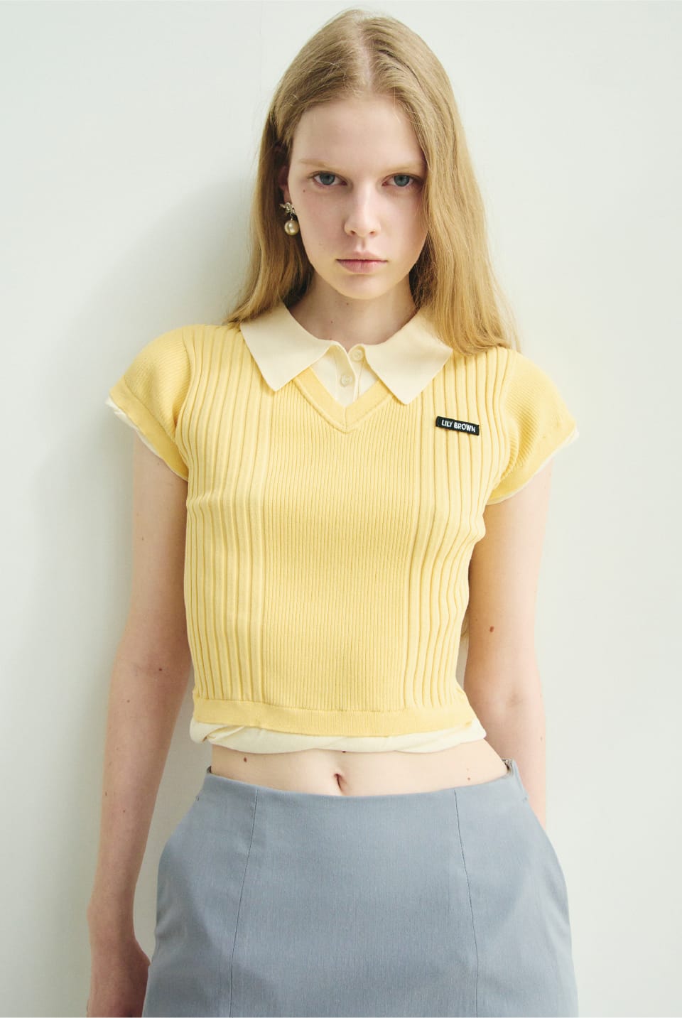 Knit Tops Shirt Pierced earringsを着用したモデル