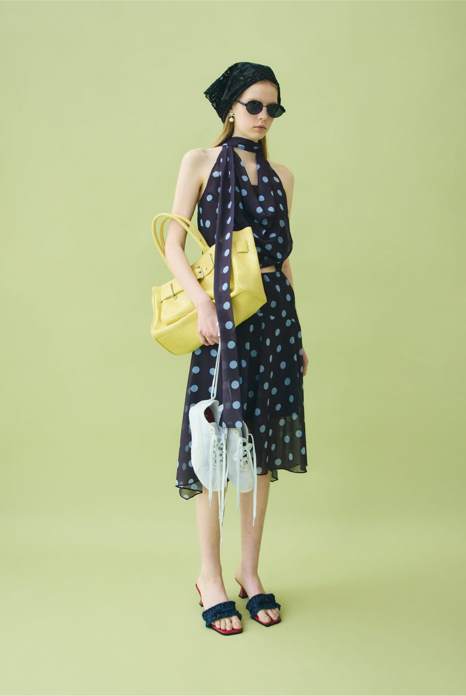 Tops Scarf Pierced earrings Sunglasses Skirt Bag Shoes Sandalsを着用したモデル