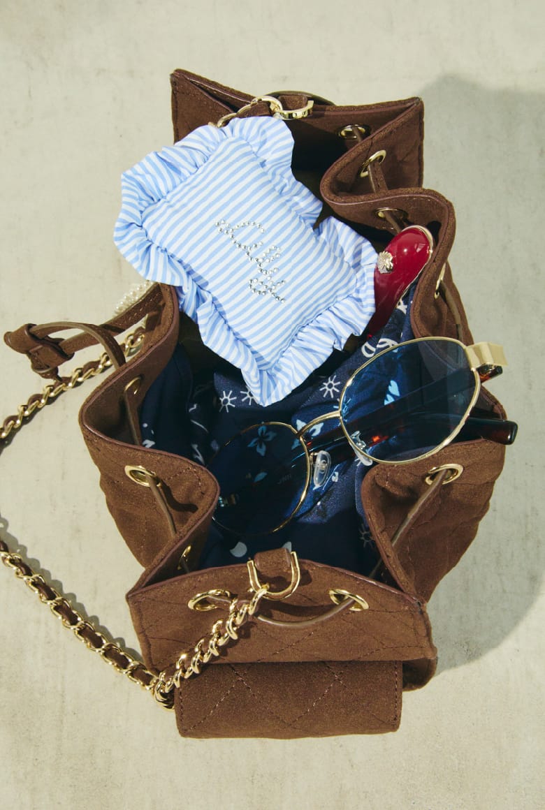 Bag Sunglasses Scarf Charm Barretteを着用したモデル