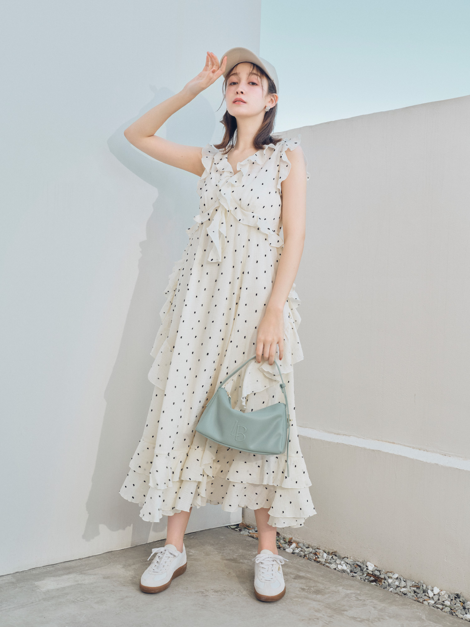 ラッフルフリルフレアワンピース・Lily Bearキャップ・LBロゴショルダーバッグ・【LILY BROWN×PUMA】PALERMO LTH・フラワーブーケピアスを着用した女性